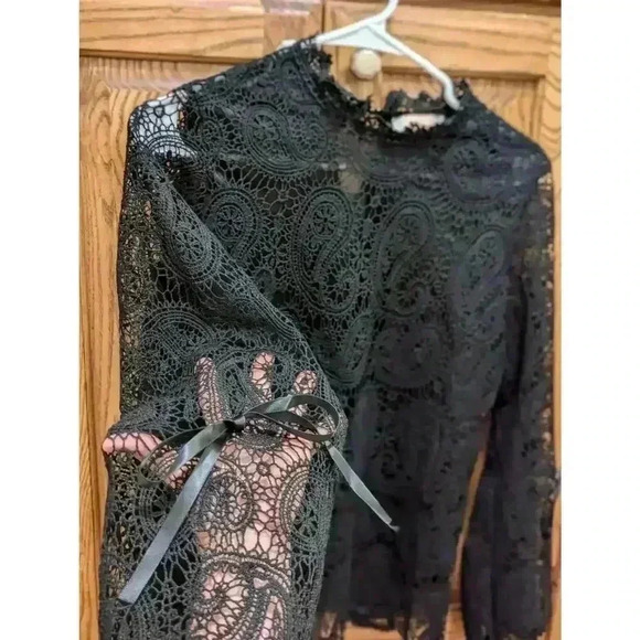 Black Paisley lace top with bow detail at sleeve by C+D+M size M w/black tank - Picture 2 of 7